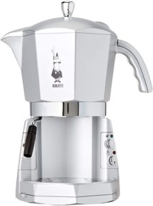 La Bialetti Mokona è una macchina da caffè che funziona con polvere, cialde e capsule Bialetti.