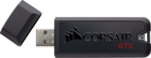 La Corsair Voyager GTX 3.1 è una chiavetta USB 3.1 disponibile nelle capacità da 128 a 1024 GB.