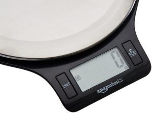 AmazonBasics EK3211 è una bilancia da cucina digitale in acciaio inox priva di bisfenolo.
