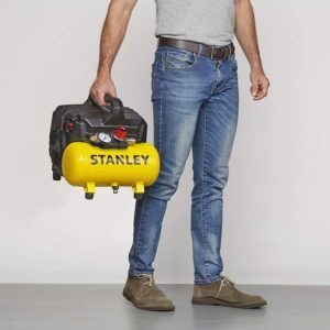 Stanley DST 100/8/6 è un compressore di tipo tradizionale dalle dimensioni compatte e solo 15 kg di peso.