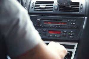 Le autoradio Bluetooth ti consentono di ascoltare la tua musica preferita ma anche di usare il tuo smartphone senza staccare le mani dal volante. 