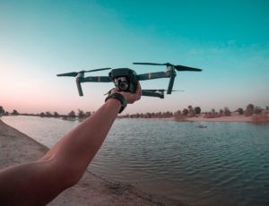 Pilotare un drone da terra è facile e alla portata di tutti.