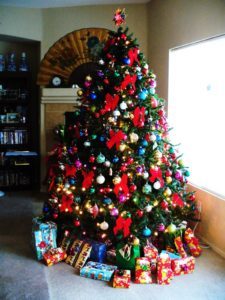 L'albero di Natale può essere decorato in moltissimi modi.