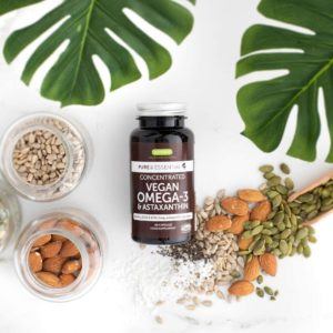 Il Pure & Essential Vegan Omega-3 di Igennus Healthcare Nutrition è un integratore di olio di alghe in capsule.