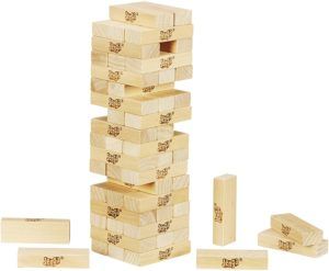 Hasbro Jenga è un gioco da tavolo di tipo astratto che consiste nell’estrarre mattoncini di legno dalla famosa torre a uno a uno senza farli crollare.
