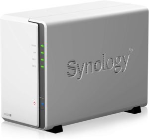 Synology DS1019+ è un NAS a 5 bay senza dischi inclusi con cui 2 slot SSD NVMe per configurare una cache SSD.