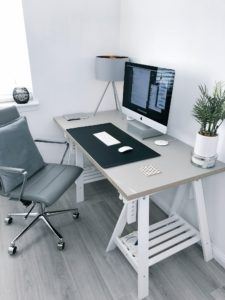 La scrivania è il classico mobile presente in tutte le case, utilizzato per studiare o lavorare.