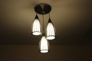 Il lampadario svolge il doppio ruolo di oggetto decorativo e di apparecchio destinato all’illuminazione di una stanza.