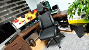 La sedia gaming non è altro che una speciale poltrona da ufficio appositamente progettata per gli amanti dei videogame.