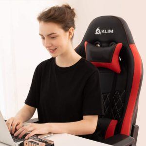KLIM eSports ER è una sedia gaming in stile racing rossa.