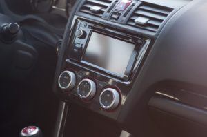L’autoradio è un dispositivo radio-ricevente pensato per essere installato a bordo di un’automobile