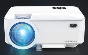 Rispetto al videoproiettore precedente, HOPVISION si differenzia per la tecnologia di tipo LCD, la luminosità pari a 5000 lumen e il contrasto di 4500:1