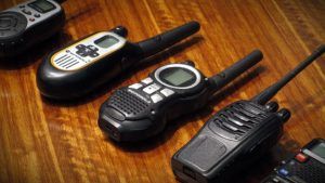 Il walkie talkie è il termine inglese utilizzato per semplificare il ben più formale “handheld trasceiver”, ovvero il ricetrasmettitore palmare.