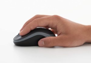 Logitech propone il mouse wireless USB M185 piccolo, comodo e dal design anatomico e ambidestro.