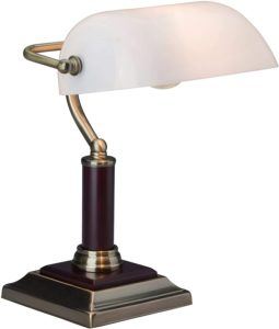 La lampada da tavolo proposta da Zafferano si presenta con un disegno classico e intramontabile