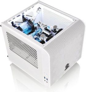 Il Thermaltake Core V1 Snow Edition è una mini-tower con un design molto piacevole e di color bianco.