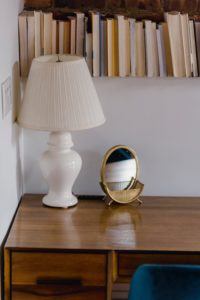 La funzione principale di una lampada da tavolo è sicuramente quella di offrire un’illuminazione adeguata a un determinato spazio.