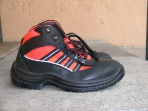 Le scarpe antinfortunistiche si classificano per la protezione che offrono.