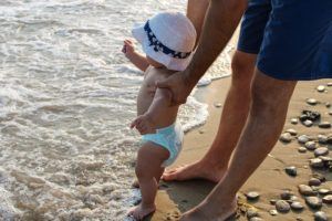 Migliori pannolini: padre porta figlia a spiaggia.