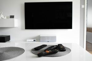 smart tv 40 pollici in salotto bianco