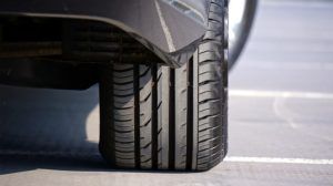 Migliori gomme estive: pneumatico sull'asfalto.