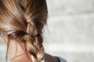 Integratori per capelli: donna con capelli biondi intrecciati