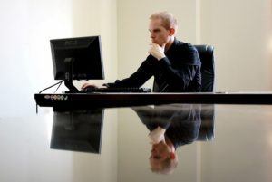 Migliori sedie ergonomiche: uomo seduto su una sedia da scrivania
