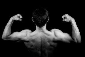 i migliori aminoacidi ramificati: uomo muscoloso di spalle