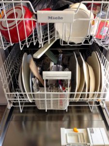 Scomparti di lavastoviglie con piatti puliti