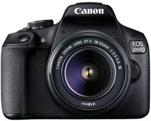 Fotocamera nera del marchio Canon vista frontalmente