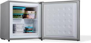 Mini freezer aperto con alimenti