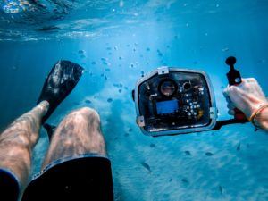 Macchina fotografica subacquea che riprendere il fondale con i pesci