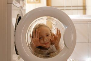 bambina con lavatrice haier
