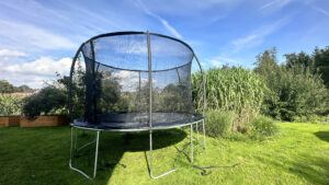 trampolino da 366 cm montato in giardino per il test